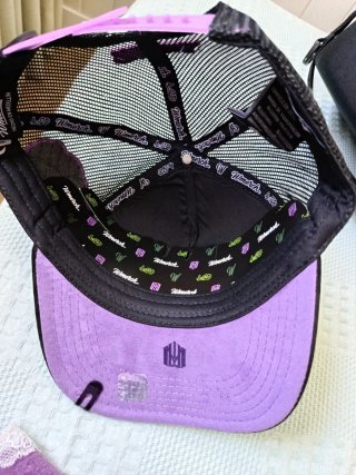 Gorra Wmerch 4:20 Negra y Morada y maleta