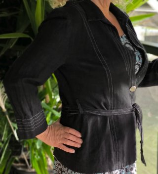 Chaqueta de lino negra con detalles