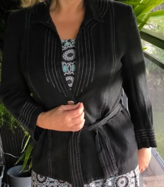 Chaqueta de lino negra con detalles