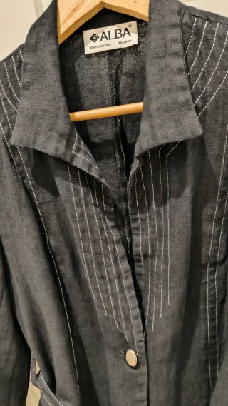 Chaqueta de lino negra con detalles