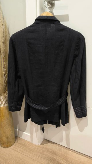 Chaqueta de lino negra con detalles