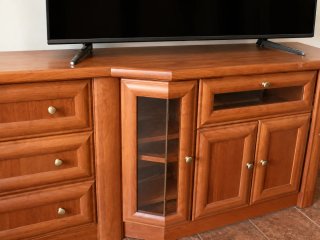 Mueble de salón madera y cristal