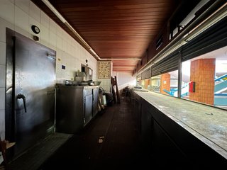 Se vende local comercial con posibilidades.