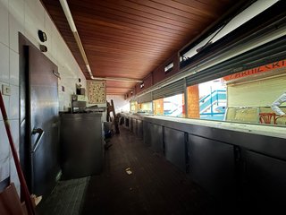 Se vende local comercial con posibilidades.