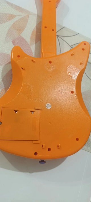 Chitarra giocattolo con melodie