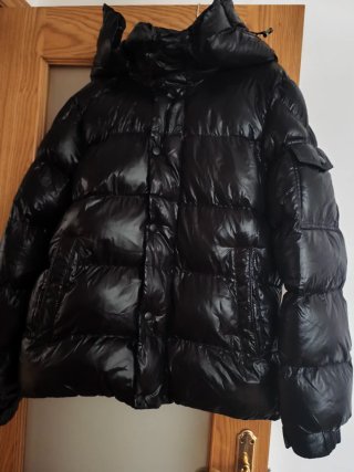 Chaqueta negra acolchada con capucha