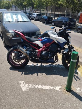 Moto siempre en garaje.