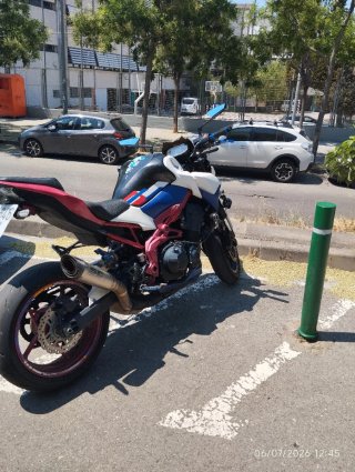 Moto siempre en garaje.