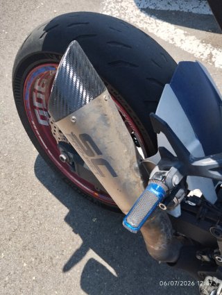 Moto siempre en garaje.