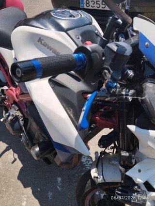 Moto siempre en garaje.
