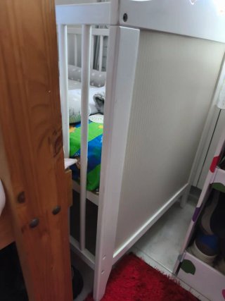 Cuna de bebé con móvil y protector