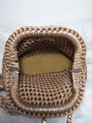 Bolso crochet beige con cadena dorada