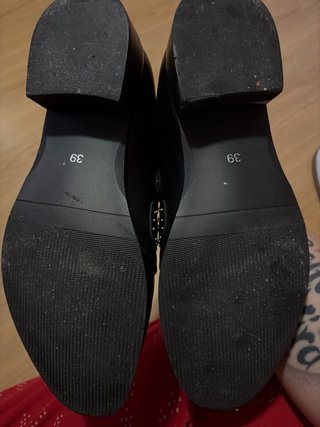 Zapatos negros con tachuelas y hebillas