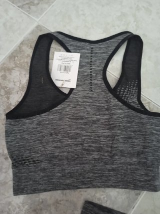 Conjunto deportivo gris