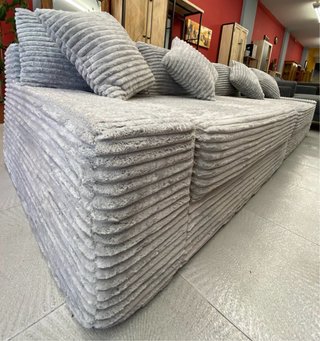 Sofá cama gris de pana comprimido