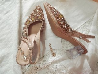 ZAPATOS DE FIESTA DORADOS. REGALO PENDIENTES