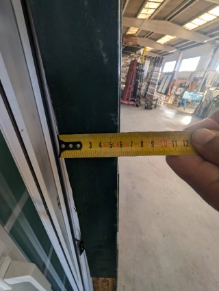 Puerta antigua de madera rustica para restaurar