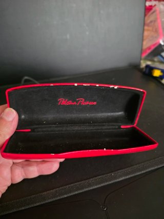 Funda Paloma Picasso con gafas vintage