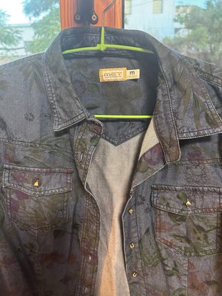 Camisa vaquera estampada floral