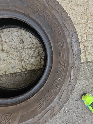 Neumático 265/70 R16