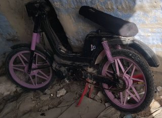 Derbi Varián Moped Negra y Rosa