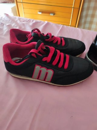 Zapatillas negras con cremallera