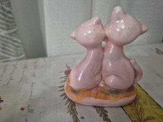 Figure di gatti in porcellana rosa