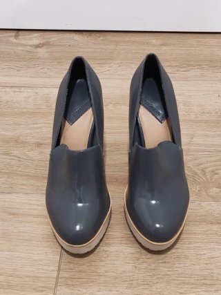 Tacones Stradivarius grises y blancos talla 39