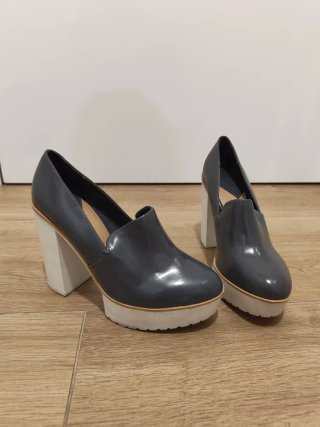 Tacones Stradivarius grises y blancos talla 39