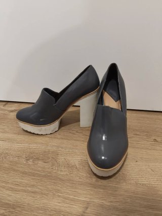 Tacones Stradivarius grises y blancos talla 39