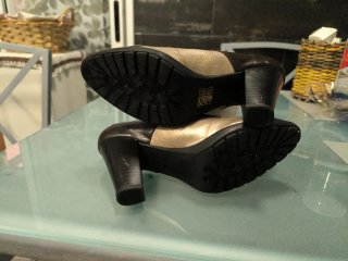Zapatos de señora marrones y dorados