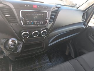 IVECO  3.0 CHASIS CAJA CERRADA CON TRAMPILLA 160