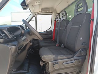 IVECO  3.0 CHASIS CAJA CERRADA CON TRAMPILLA 160