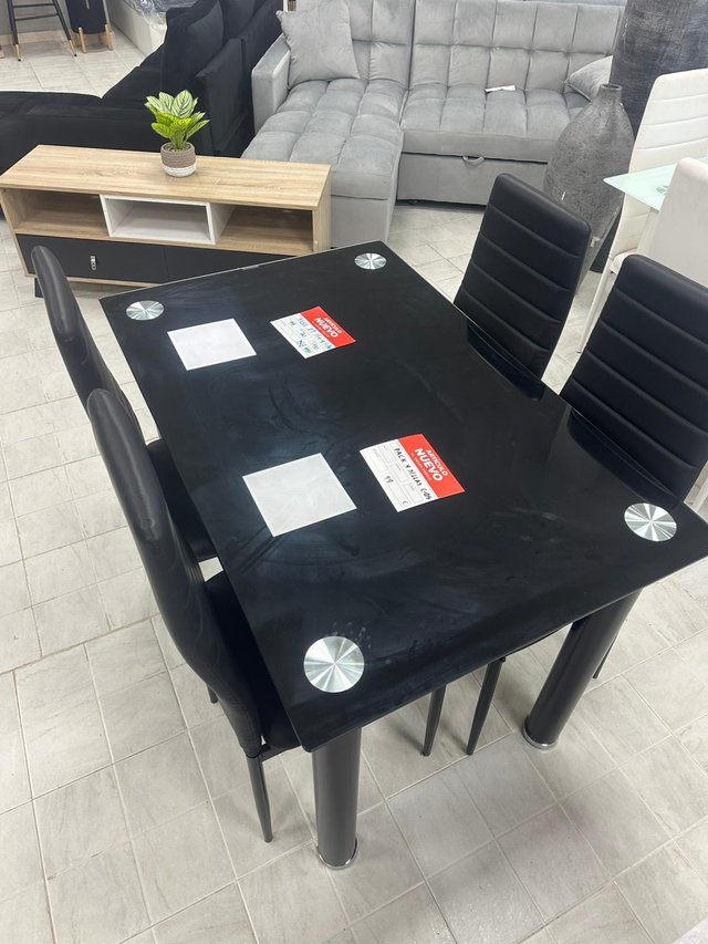 Mesa de comedor y 4 sillas negras
