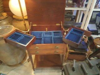 Mueble tocador de madera con cajones