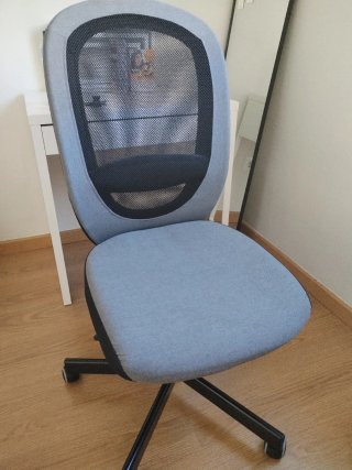 Silla de escritorio gris con respaldo de malla