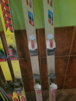 2 pares de esquís y bastones