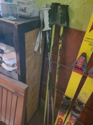 2 pares de esquís y bastones
