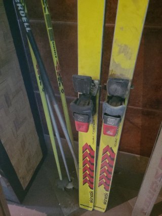 2 pares de esquís y bastones