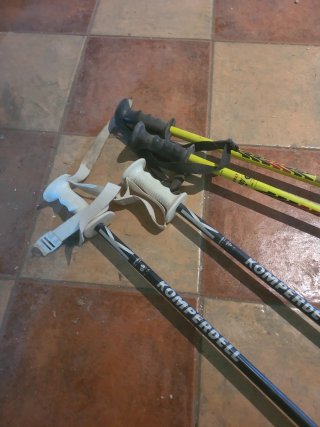 2 pares de esquís y bastones