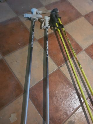 2 pares de esquís y bastones