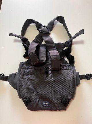 Mochila portabebés Chicco gris
