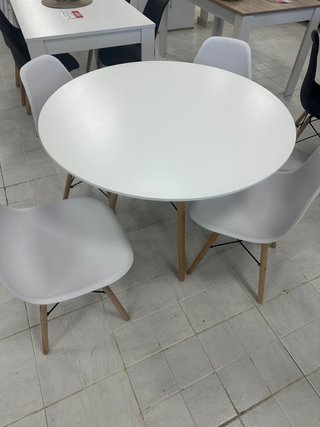 Mesa redonda y 4 sillas blancas
