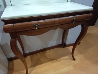 Cómoda de madera y mármol