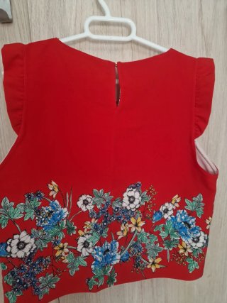 Top rojo con estampado floral