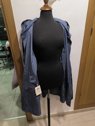 Gabardina mujer azul con capucha