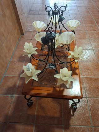 Mesa centro rústica con lámparas