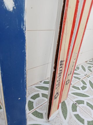 Dos pares de esquíes para restaurar