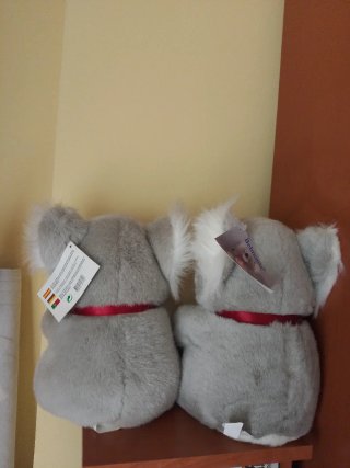 Dos koalas de peluche con lazo rojo
