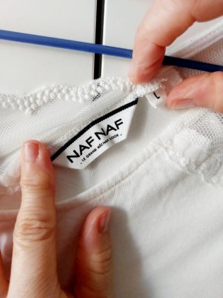 Camiseta blanca con encaje y nudo NAF NAF